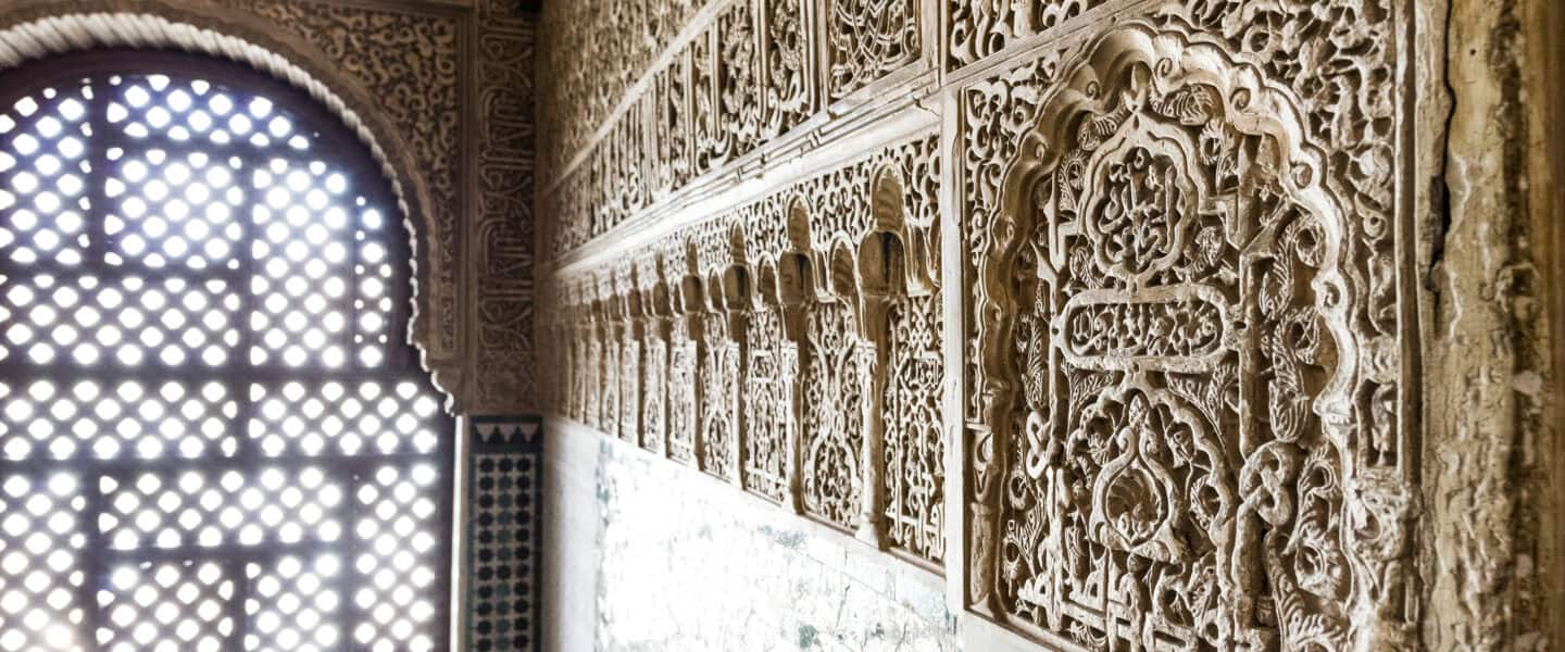 Verzierte Wand in der Alhambra