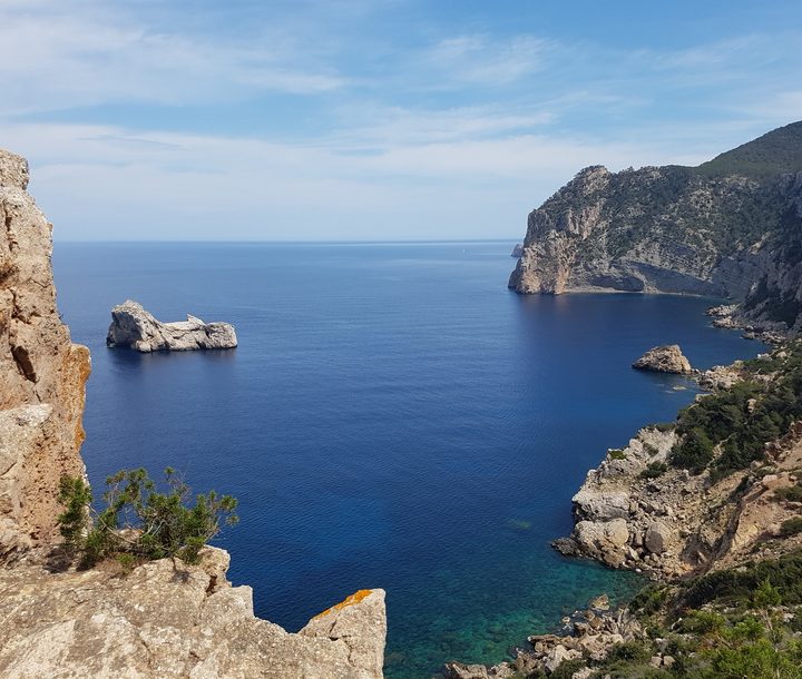 Wanderung entlang der Küste von Ibiza mit MITourA
