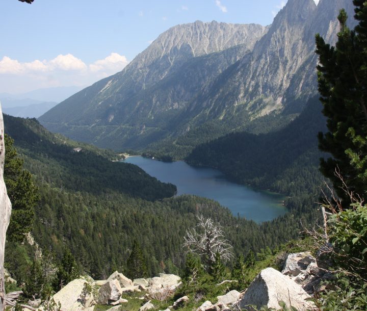 See im Tal zwischen den Gipfeln der Zentralpyrenäen