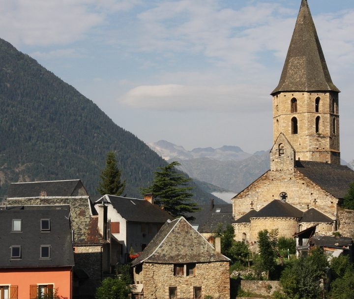 Dorf in den Zentralpyrenäen im Valle de Aran in Spanien